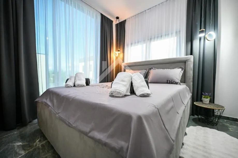 kuća sa bazenom, 4 spavaće sobe, pogled - privlaka, zadar - slika 11
