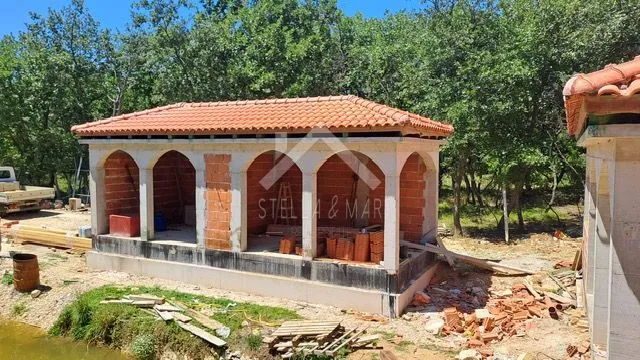 kuća sa bazenom i pomoćnim objektom - lovinac - slika 12