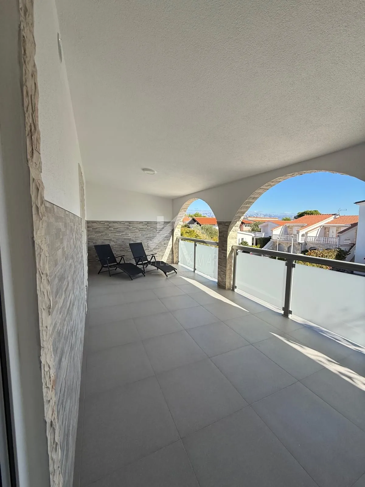 prekrasna kuća sa 3 apartmana - vir - slika 24