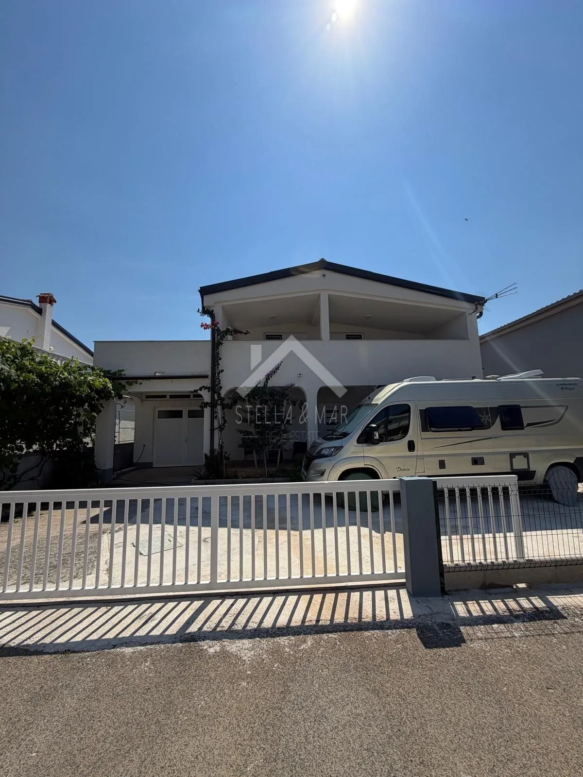 Kuća sa 3 stana i garažom, velike terase, blizina centra i plaže - Vir