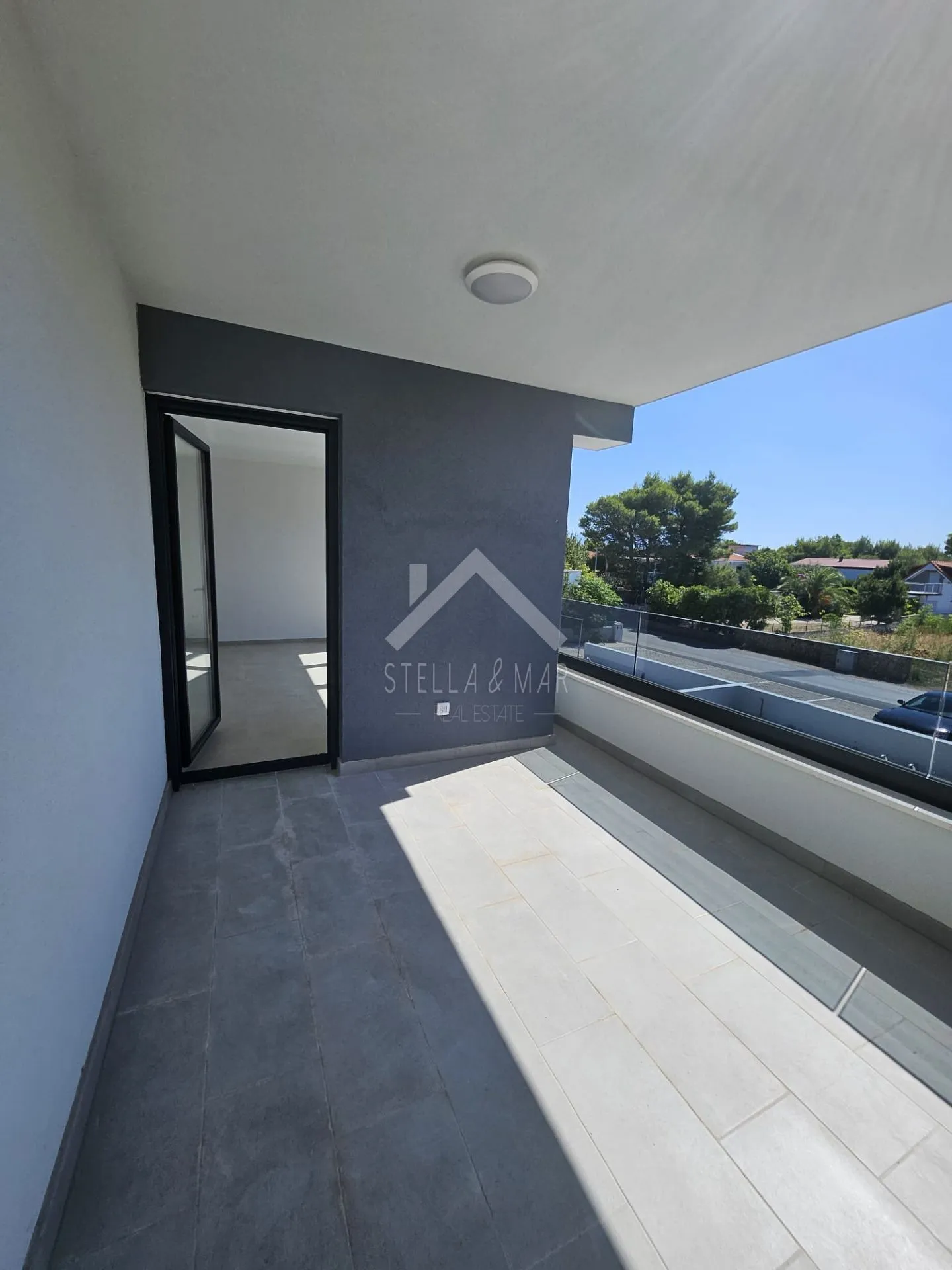 moderna vila sa 2 stana, garažom i bazenom - vir - slika 26