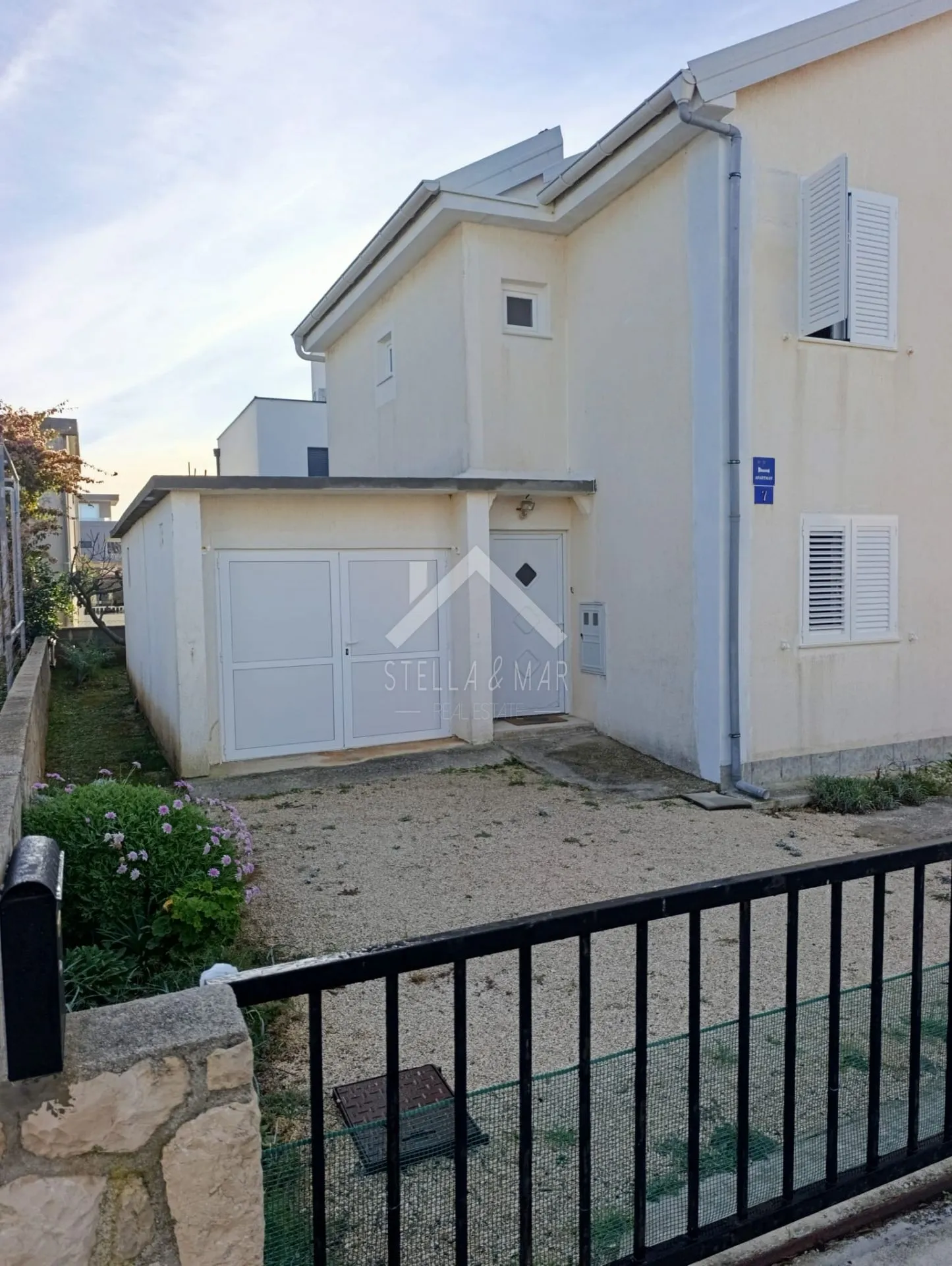 Kuća sa dva stana i garažom - Vir