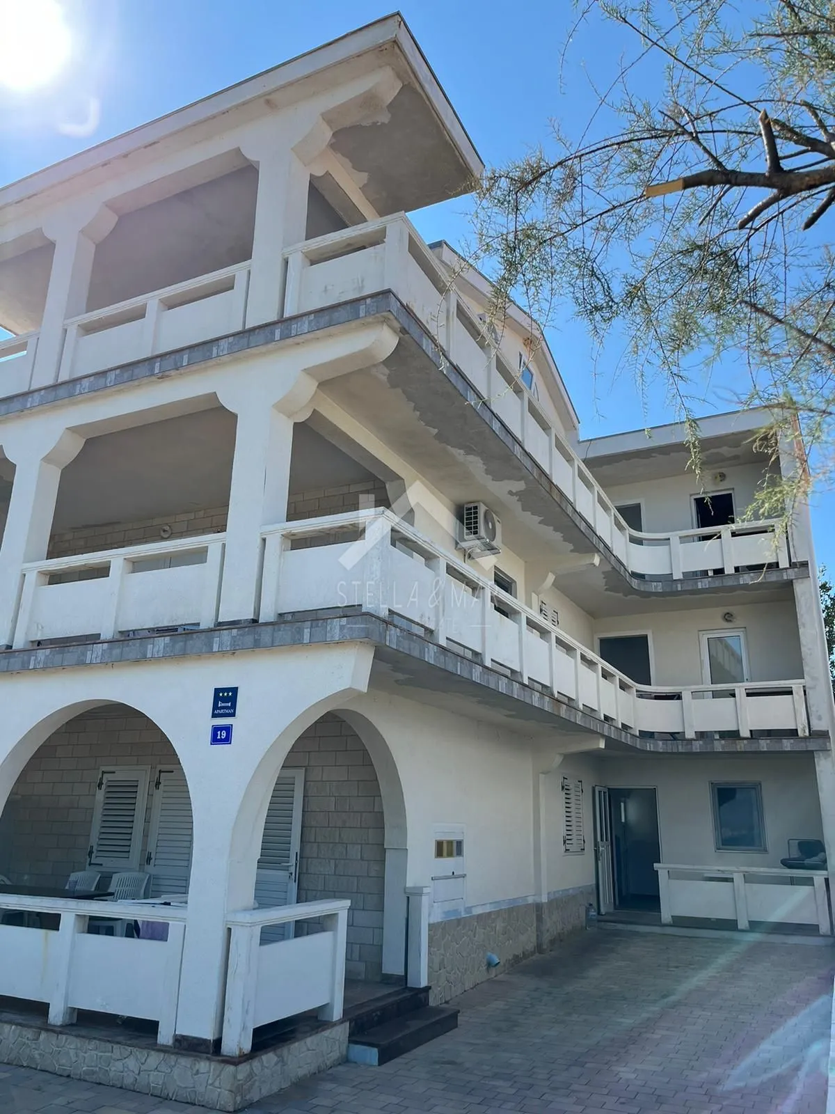 kuća sa 6 apartmana 1. red do mora - vir - slika 23