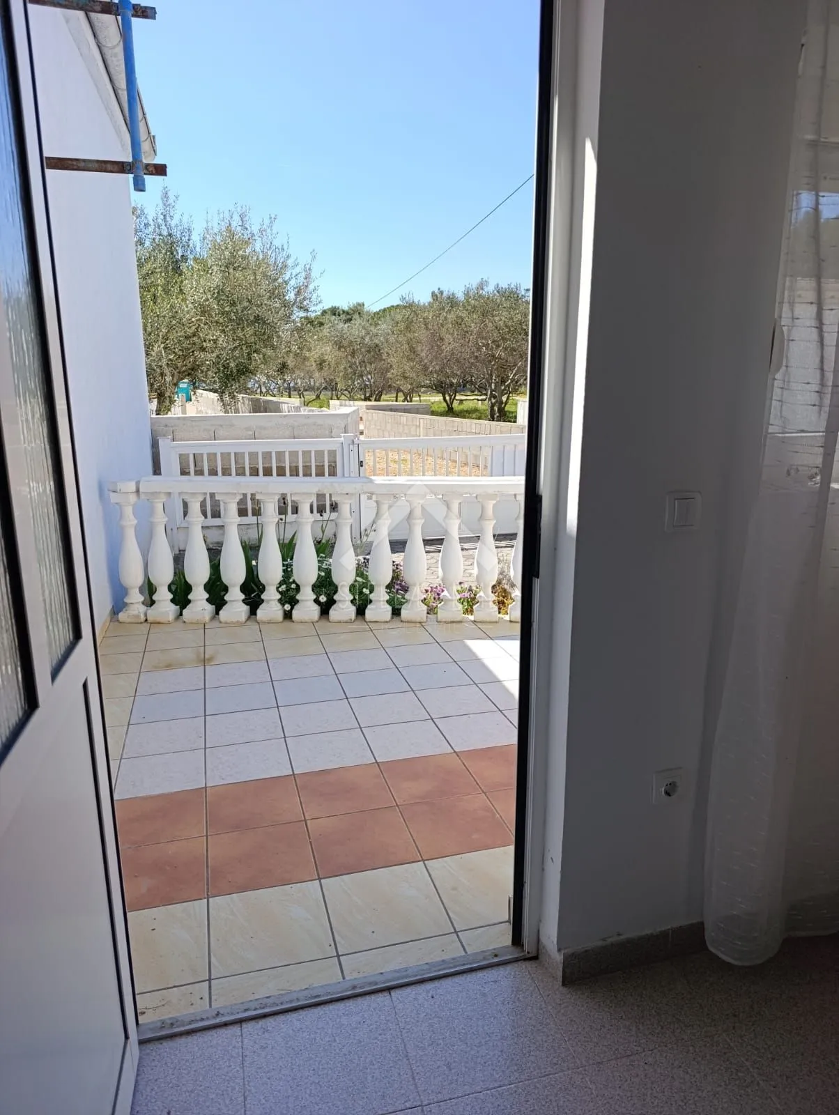 prizemnica + studio apartman i garaža, 50m od mora -vir - slika 12
