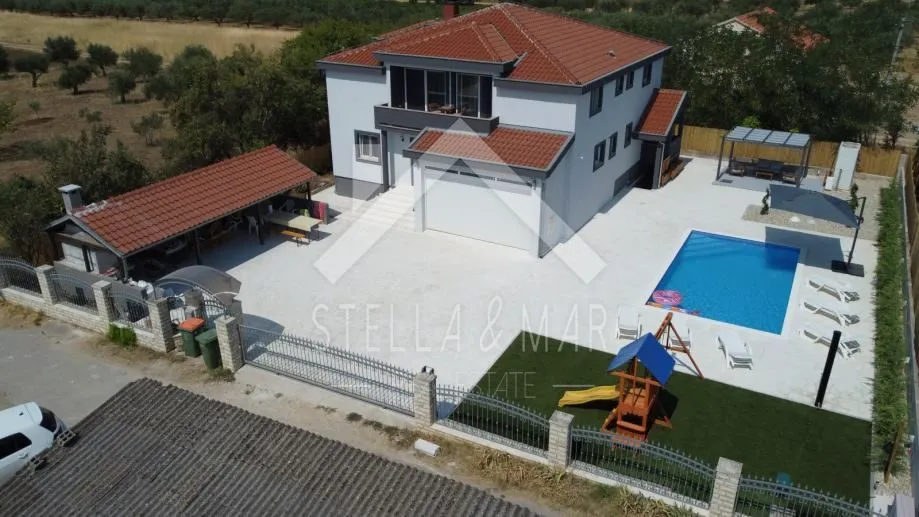 top ponuda! villa sa bazenom na prostranoj parceli - zemunik donji - slika 5
