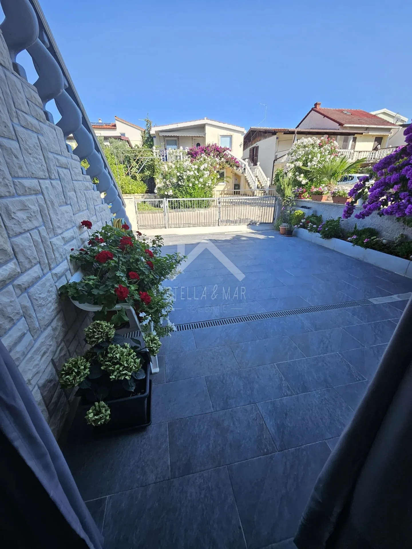kuća u nizu sa dva apartmana - vir - slika 3
