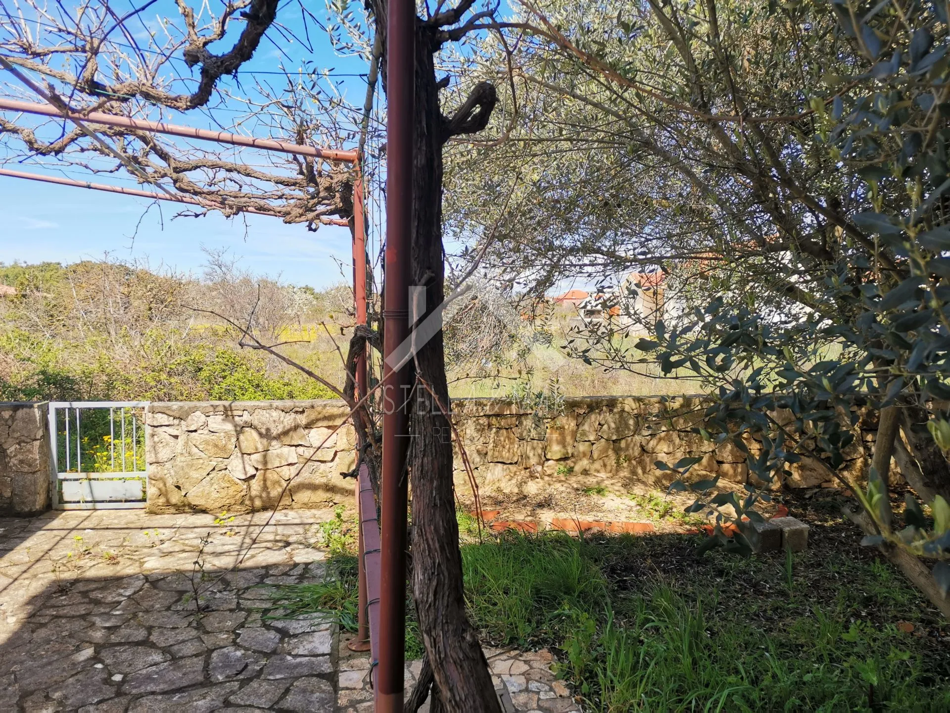 kuća sa dva četverosobna stana, garaža, velika okućnica - vir, centar - slika 11