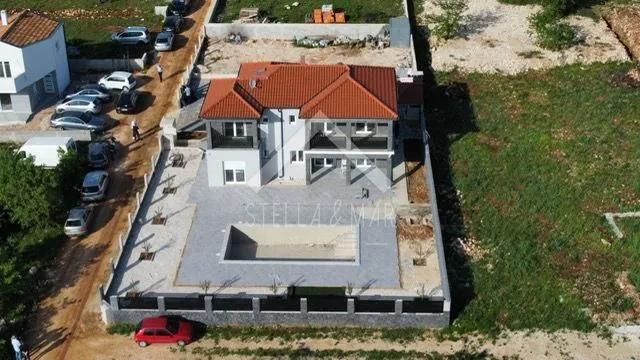 vila sa bazenom, velika okućnica - murvica - slika 6