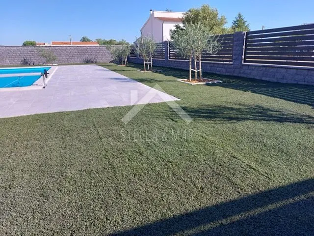vila sa bazenom, velika okućnica - murvica - slika 24