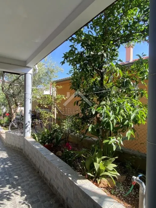 kuća sa 4 apartmana, južna strana - vir - slika 12