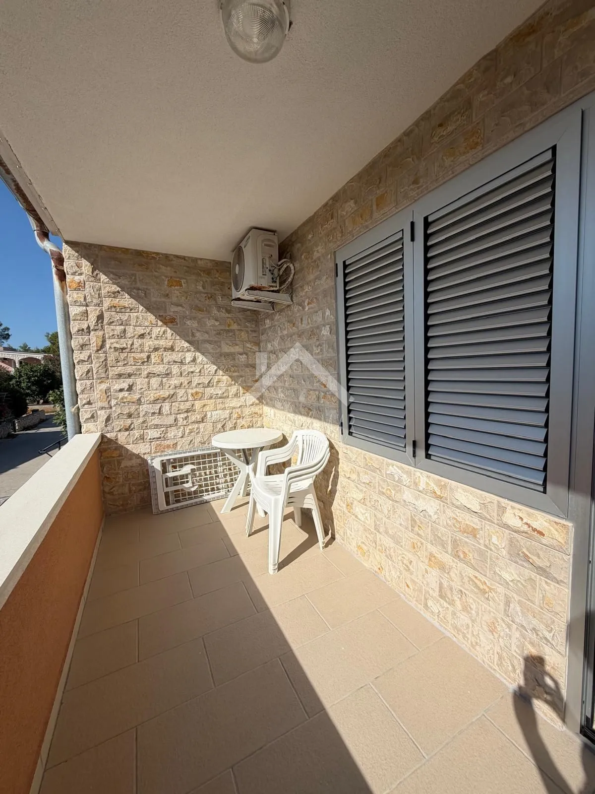 kuća sa 3 apartmana i garažom 350m do mora - vir - slika 9