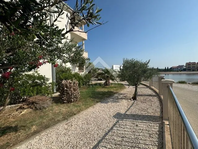 jednosobni apartman prvi red uz more- sukošan - slika 10