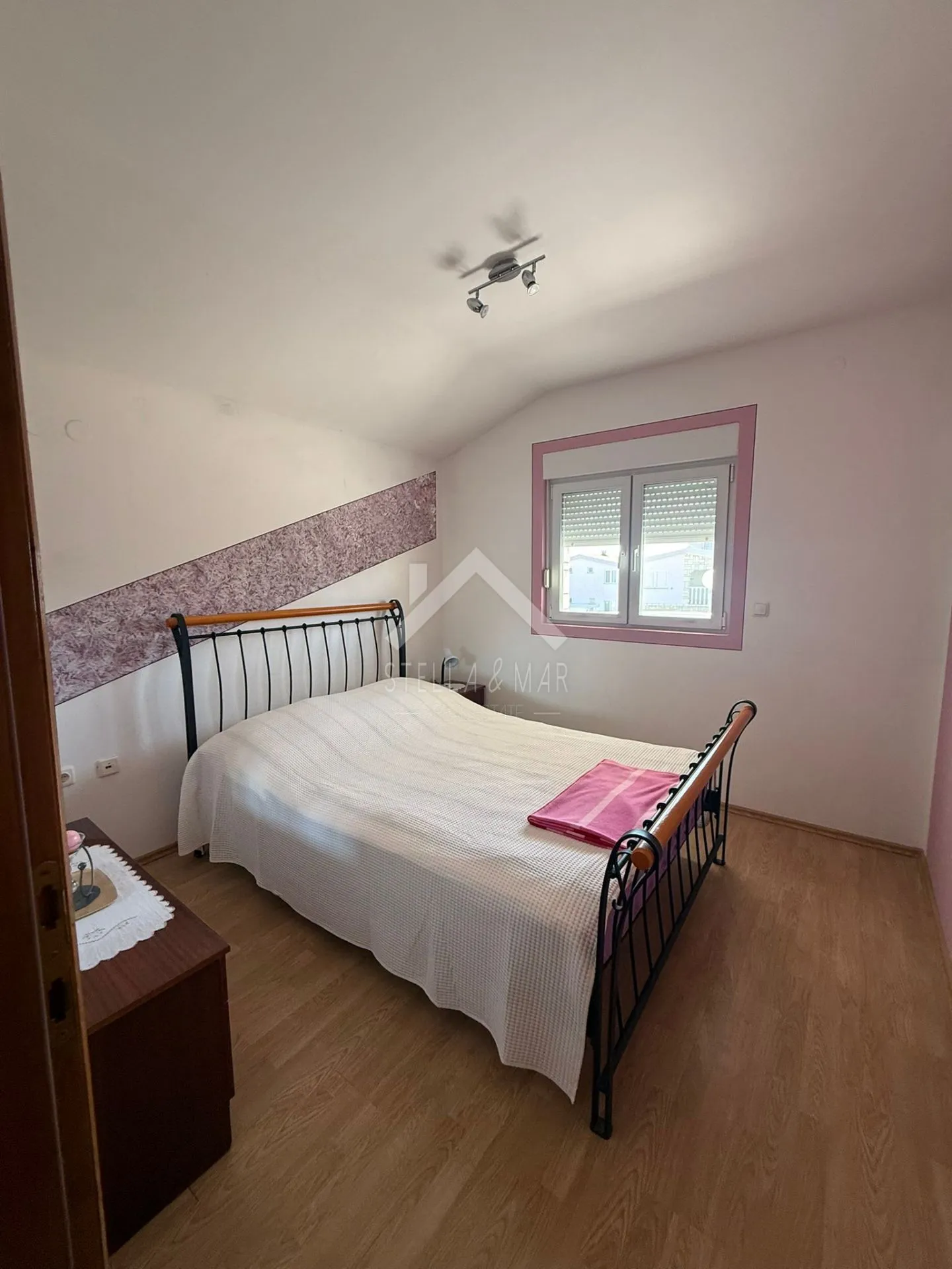kuća sa dva apartmana, prostrano dvorište - vir - slika 15