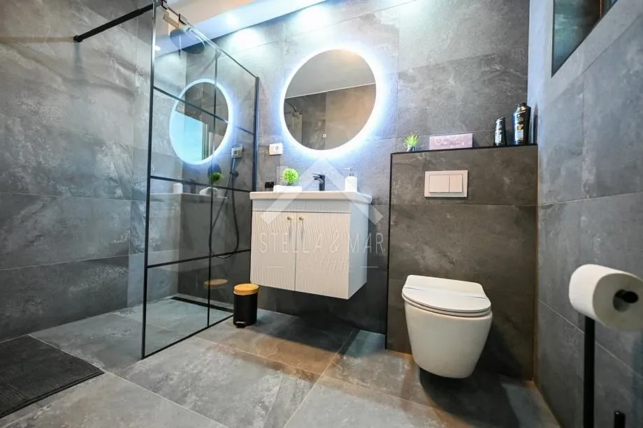 kuća sa bazenom, 4 spavaće sobe, pogled - privlaka, zadar - slika 12