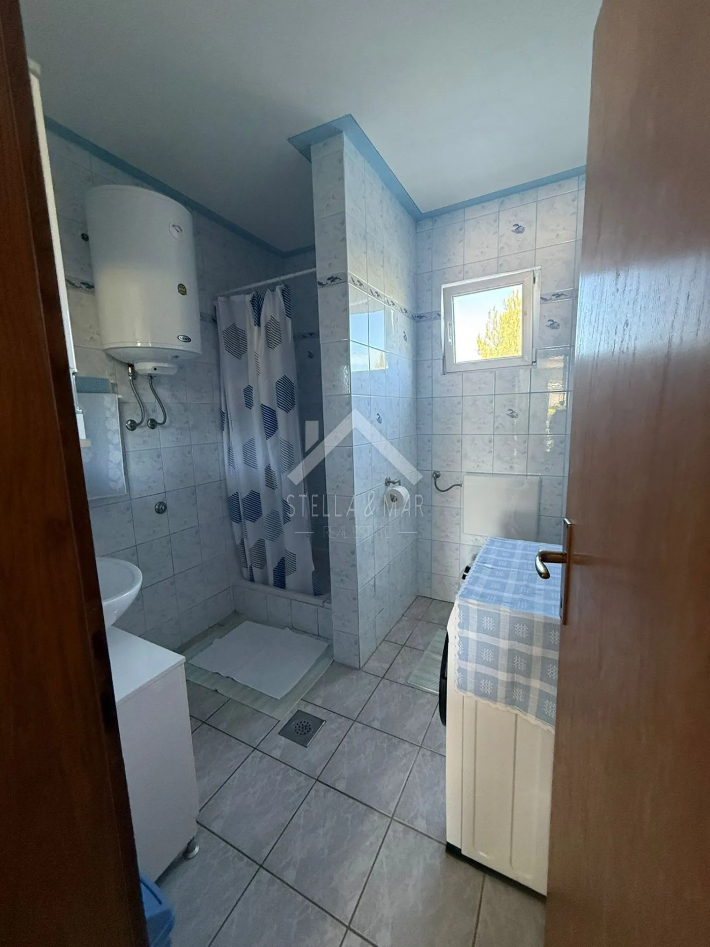 kuća sa dva apartmana, prostrano dvorište - vir - slika 7