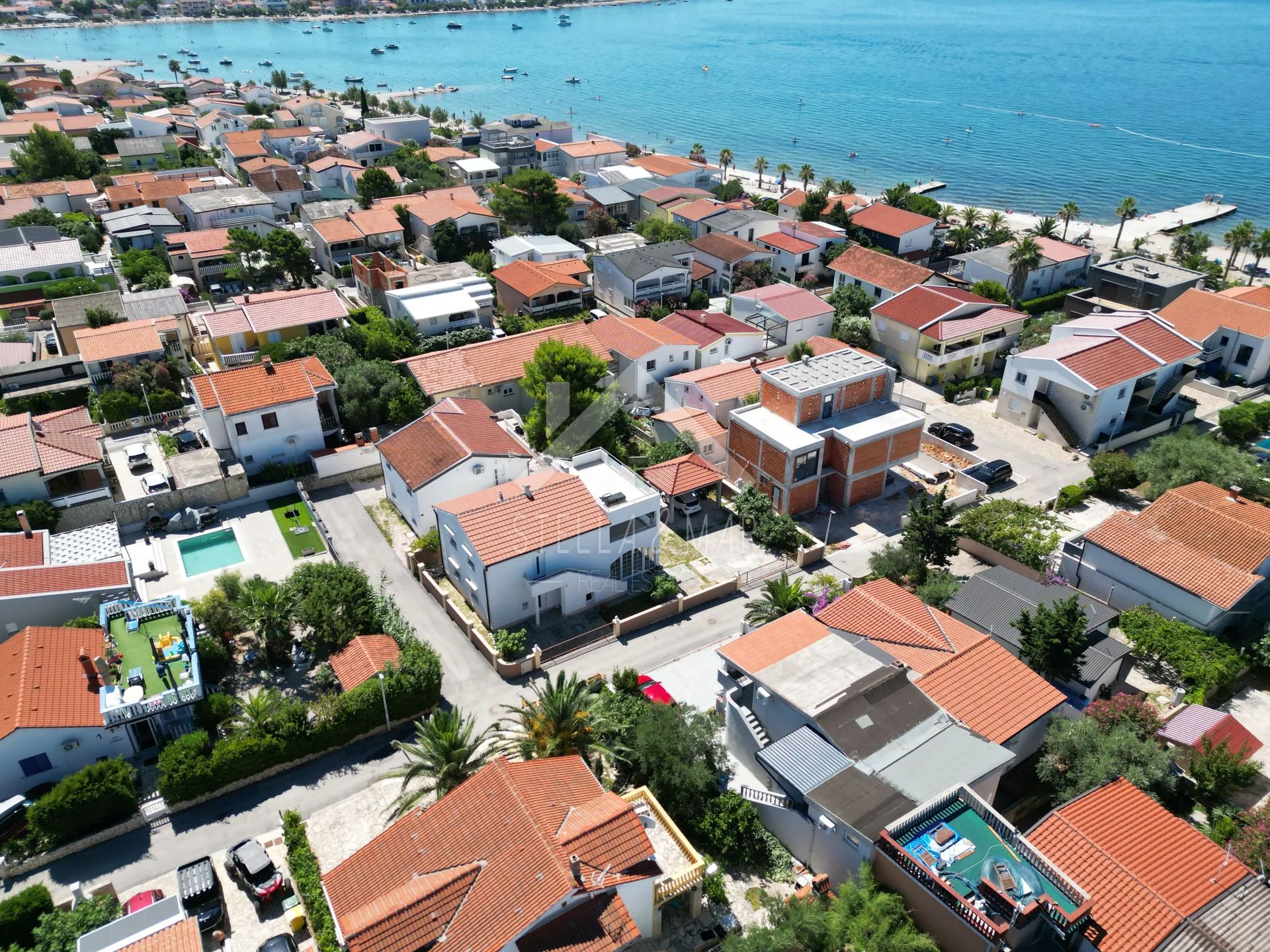 samostojeća kuća sa 4 apartmana, blizina mora - vir - slika 9