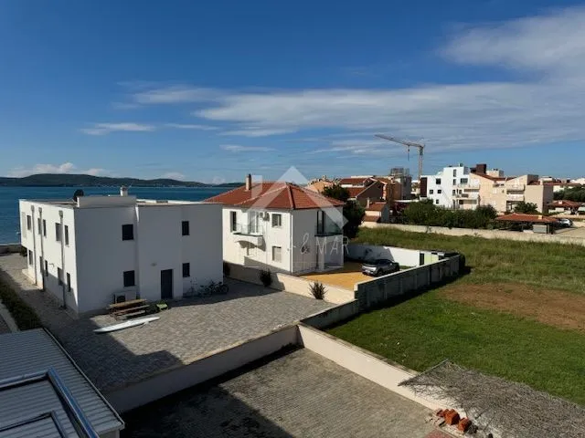 jednosobni apartman prvi red uz more- sukošan - slika 8