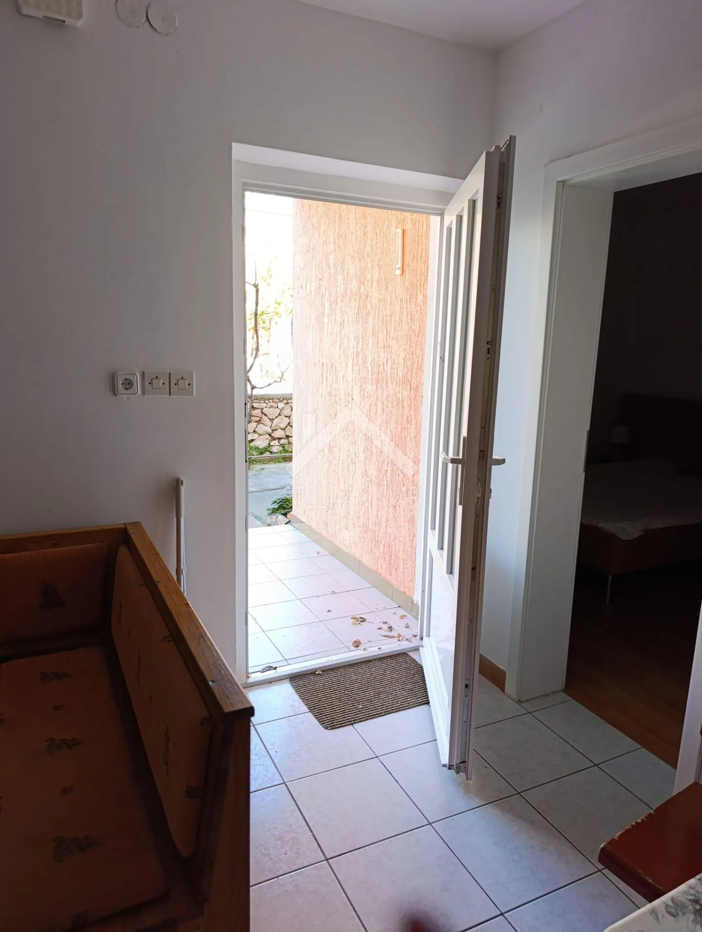 kuća sa dva stana i garažom, južna strana - vir - slika 5