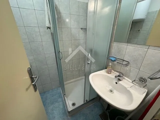 top lokacija! apartman prvi red do mora - sukošan - slika 17