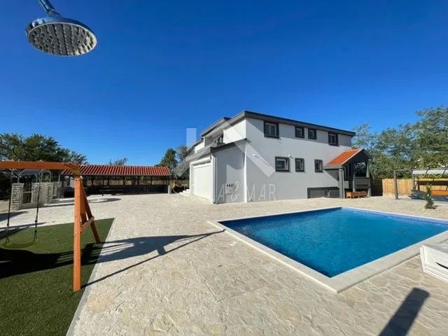 top ponuda! villa sa bazenom na prostranoj parceli - zemunik donji - slika 6