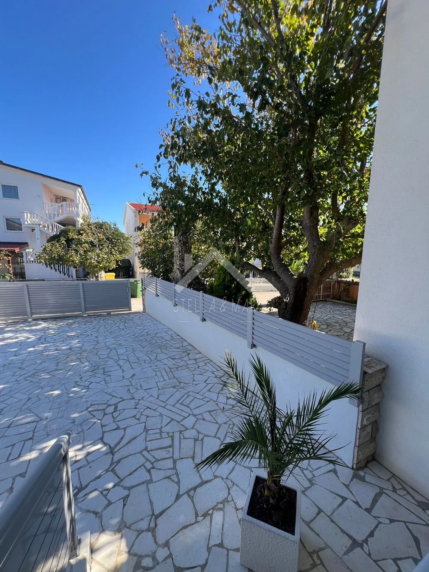 prekrasna kuća sa 3 apartmana - vir - slika 48