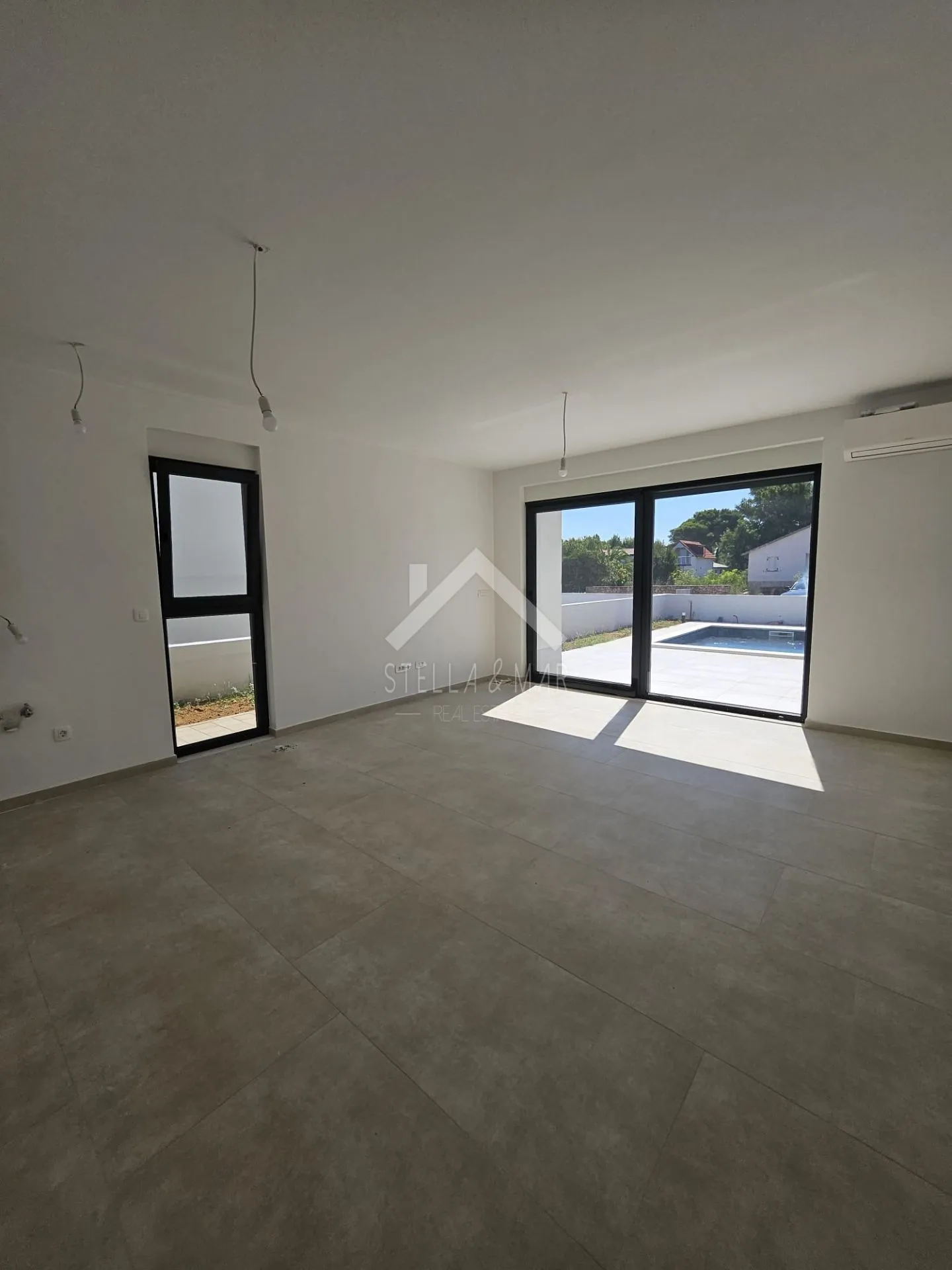moderna vila sa 2 stana, garažom i bazenom - vir - slika 6
