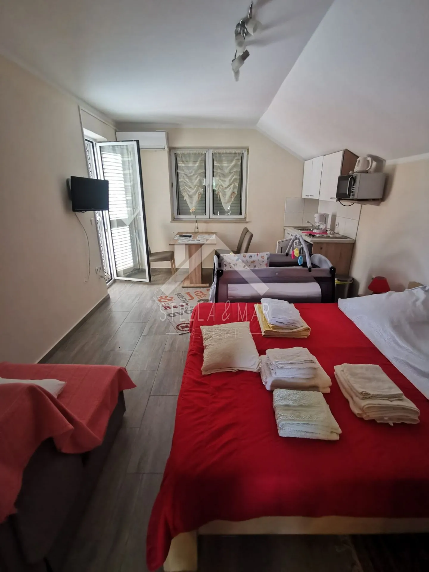 kuća sa 5 apartmana, garaža, podrum - vir, centar - slika 30