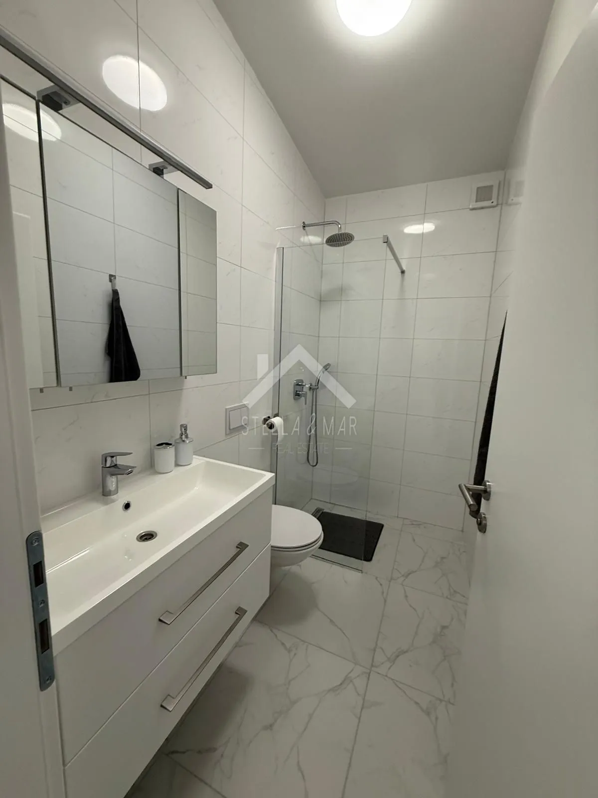 prekrasna kuća sa 3 apartmana - vir - slika 22