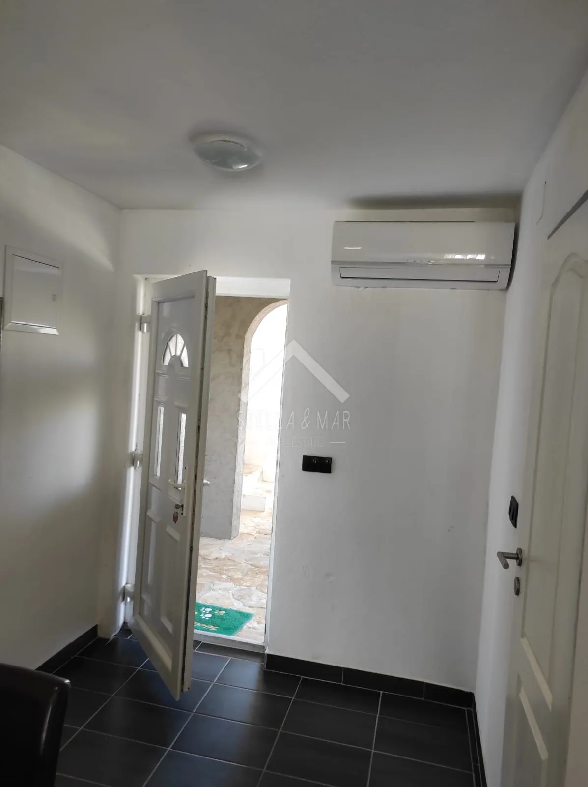 kuća sa 4 apartmana i krovnom terasom - vir - slika 5