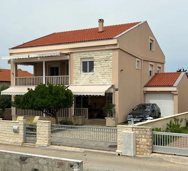 prekrasna kuća sa 3 stana - vir - slika 4
