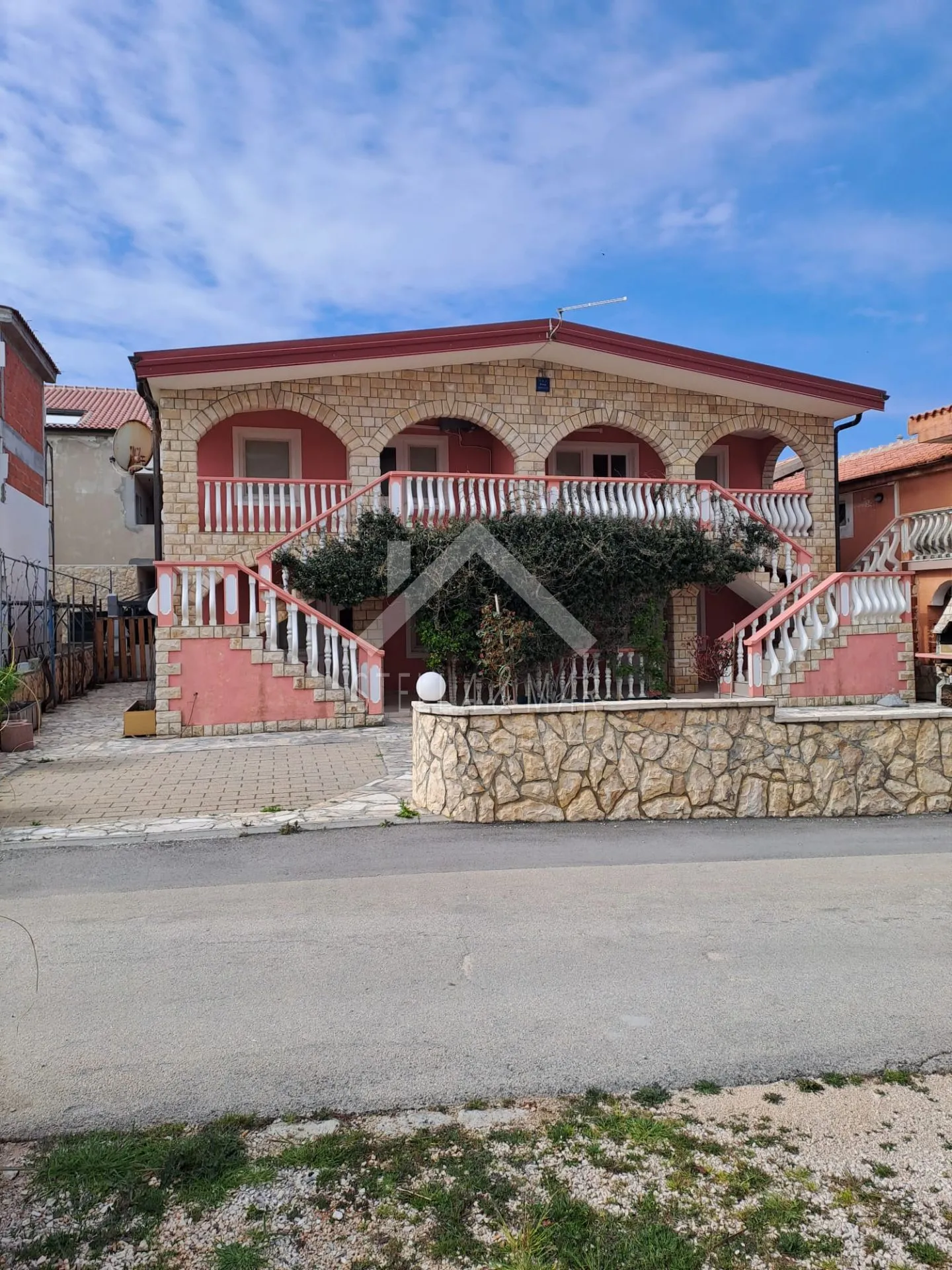 Kuća sa 4 apartmana, 50 METARA OD MORA - Vir