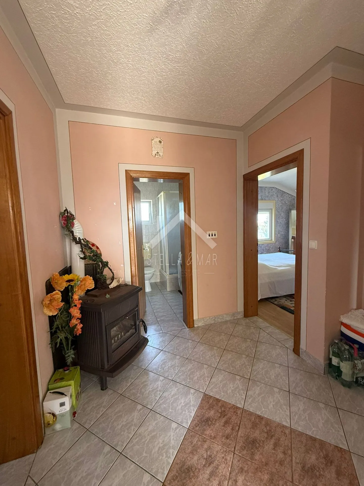 kuća sa dva apartmana, prostrano dvorište - vir - slika 13