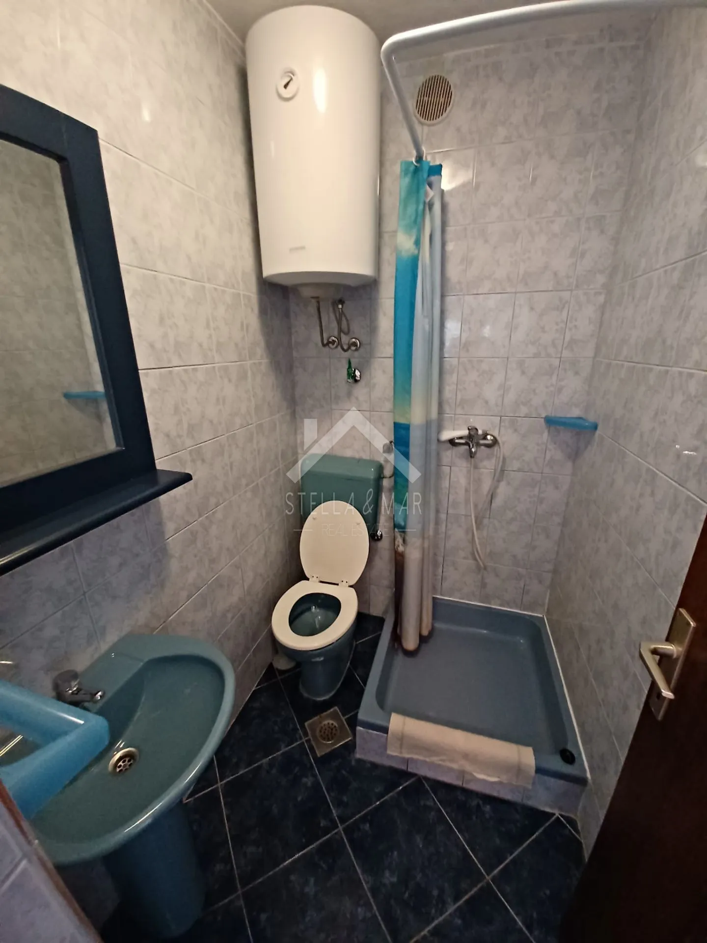 kuća sa 6 apartmana 1. red do mora - vir - slika 8