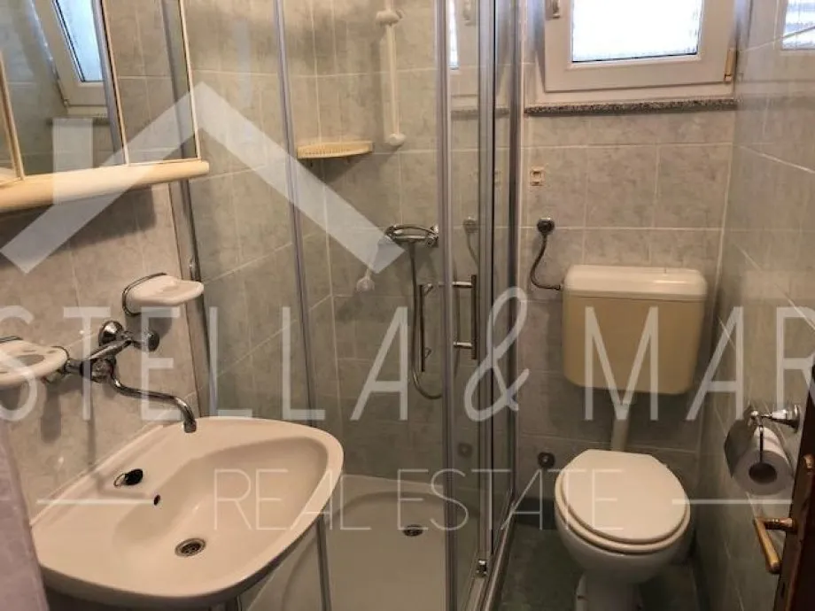 ljubač ; kuća sa tri apartmana ; pogled na more ! - slika 12