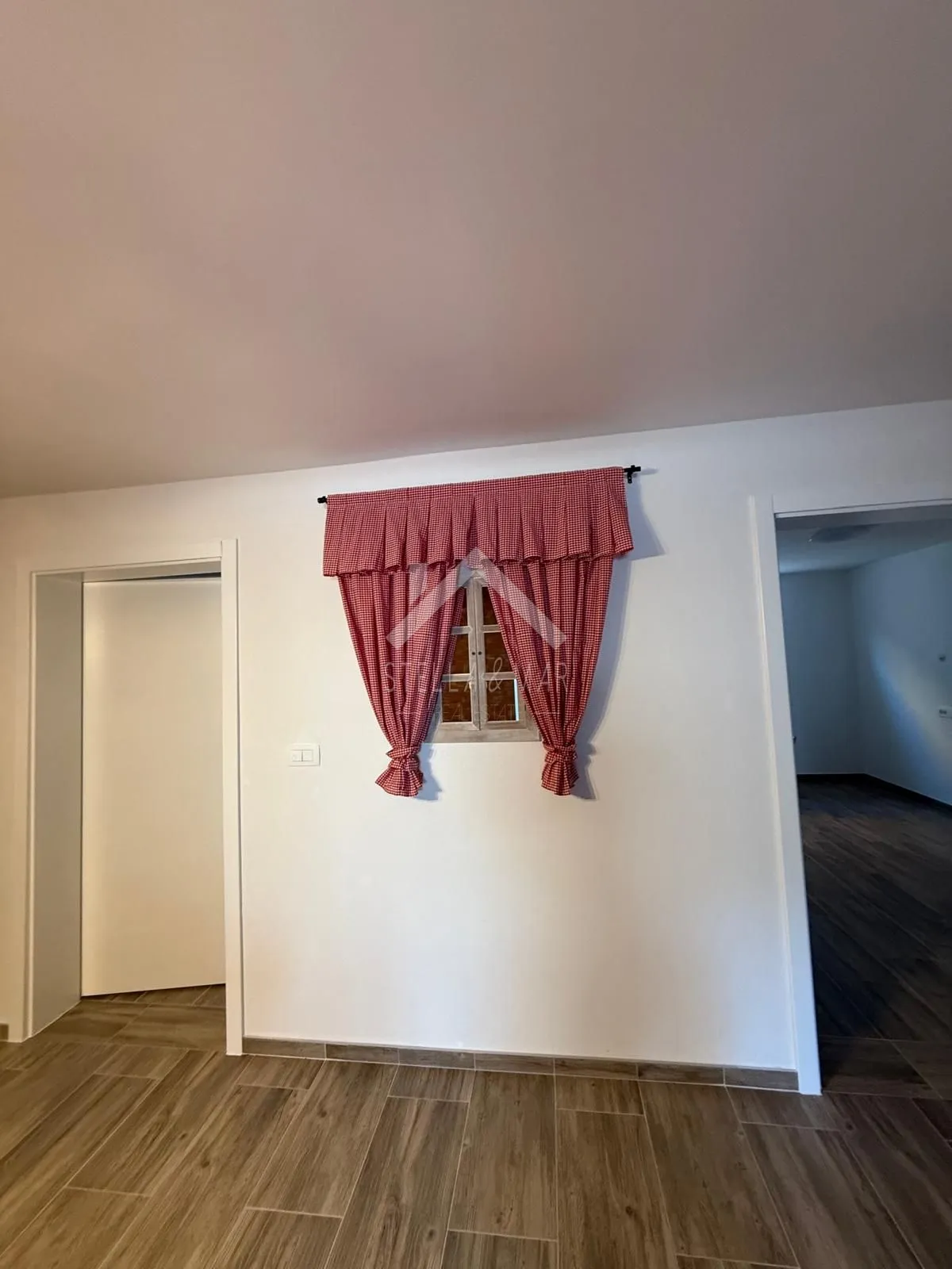 prekrasna kuća sa 3 apartmana - vir - slika 8