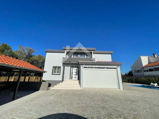 top ponuda! villa sa bazenom na prostranoj parceli - zemunik donji - slika 2