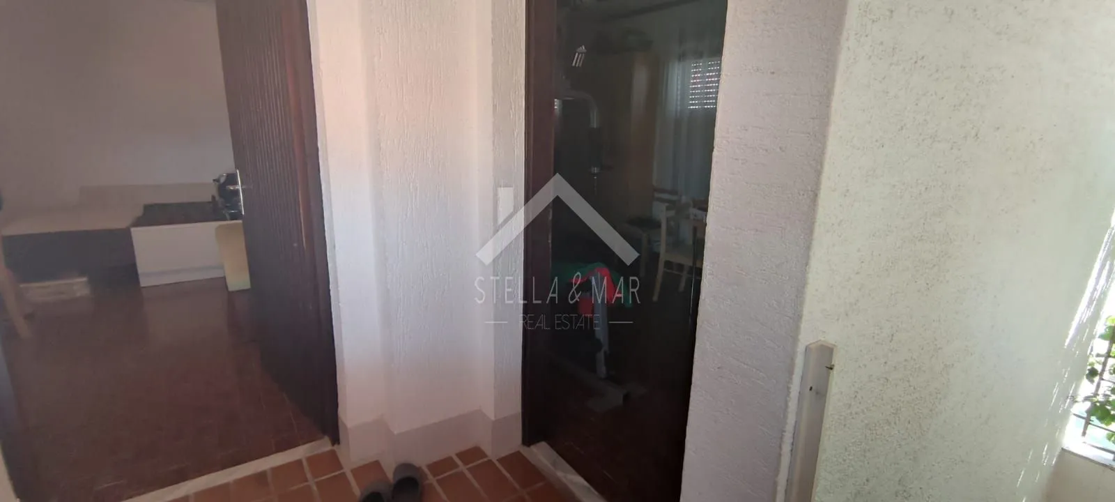 kuća sa tri apartmana drugi red do mora - vir - slika 26
