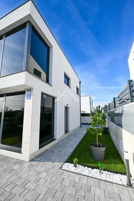 kuća sa bazenom, 4 spavaće sobe, pogled - privlaka, zadar - slika 18