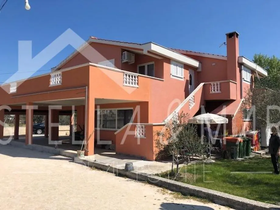 ljubač ; kuća sa tri apartmana ; pogled na more ! - slika 1