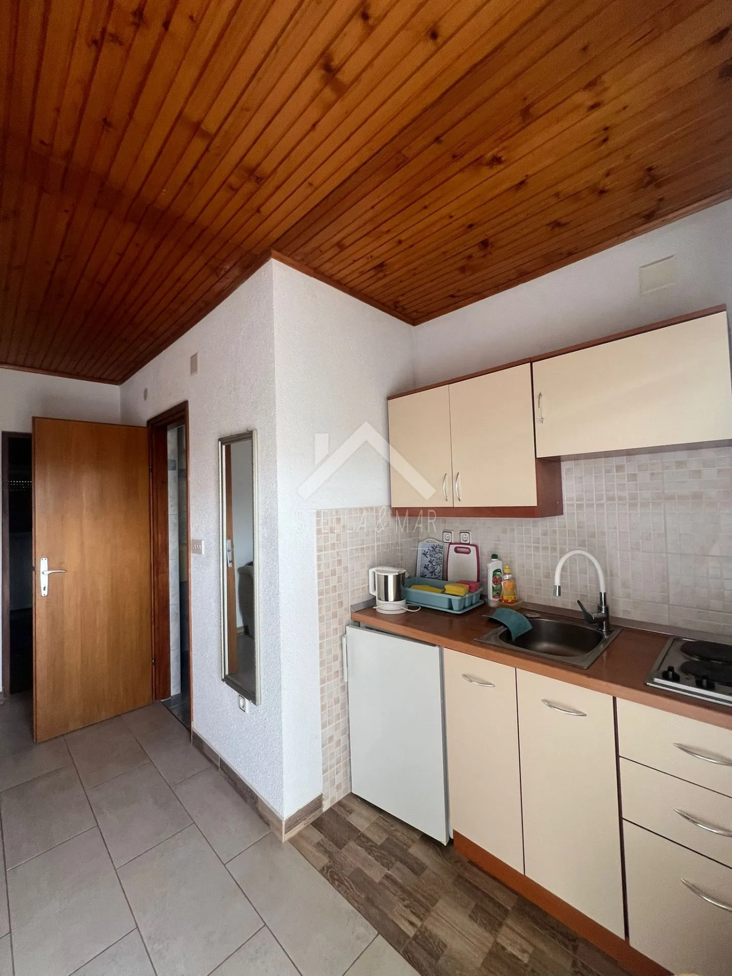 kuća sa 4 stana, garaža, prostrana okućnica - zukve, vrsi - slika 16