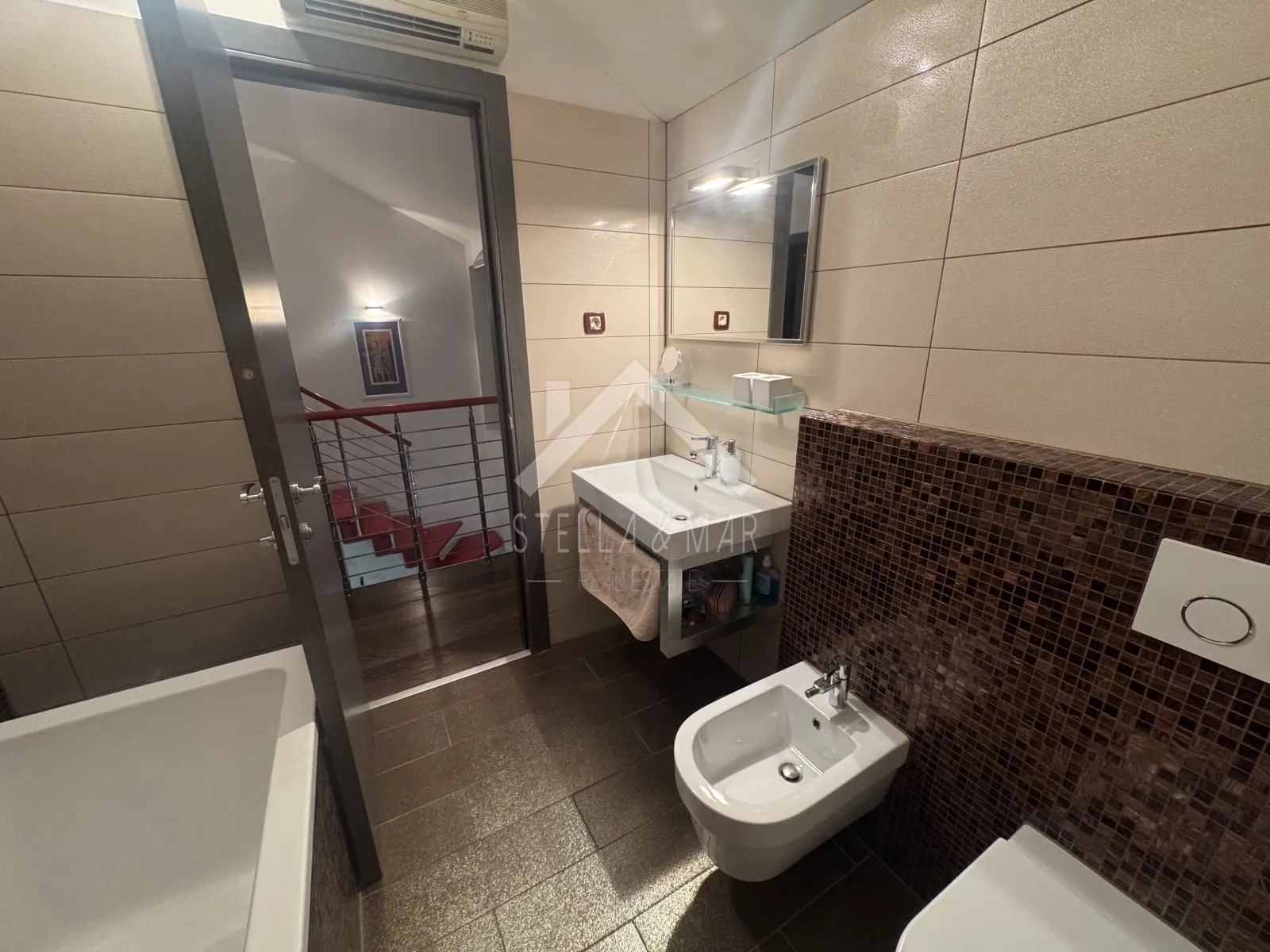 kuća sa garažom u centru otoka - vir - slika 16