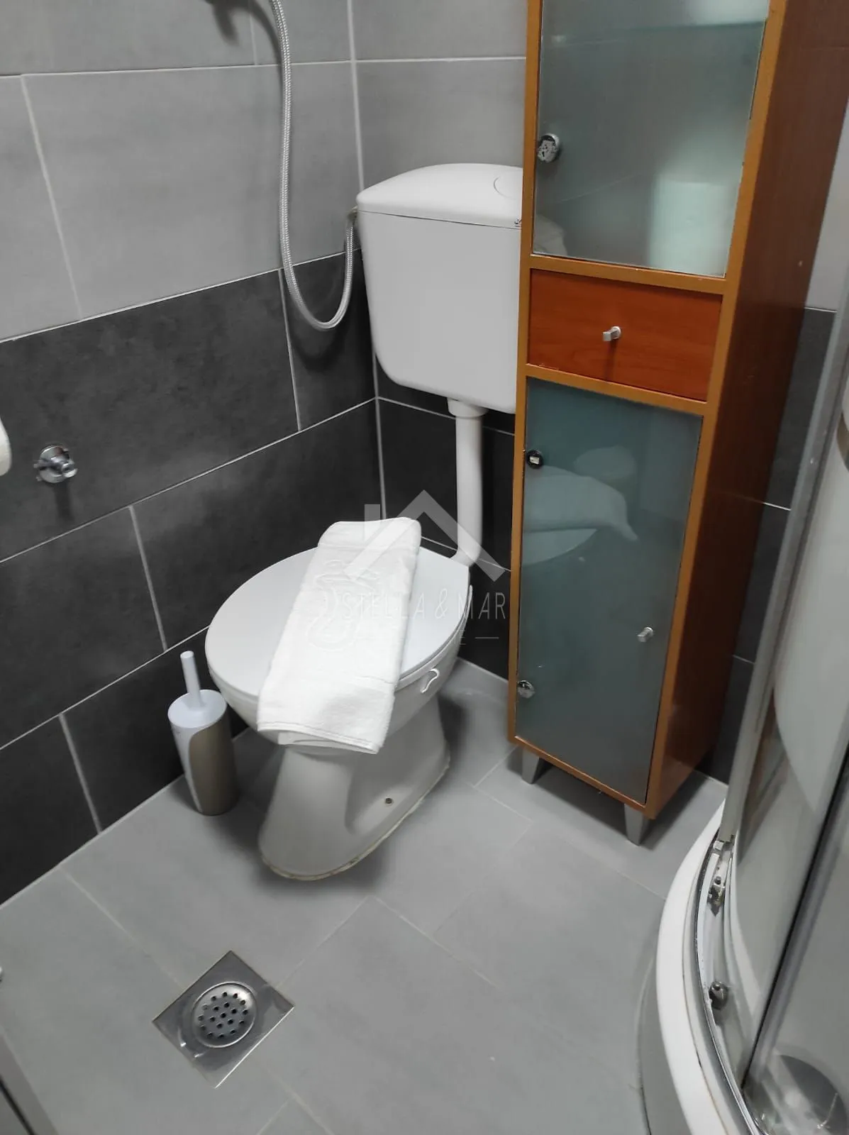 kuća sa 4 apartmana i krovnom terasom - vir - slika 9