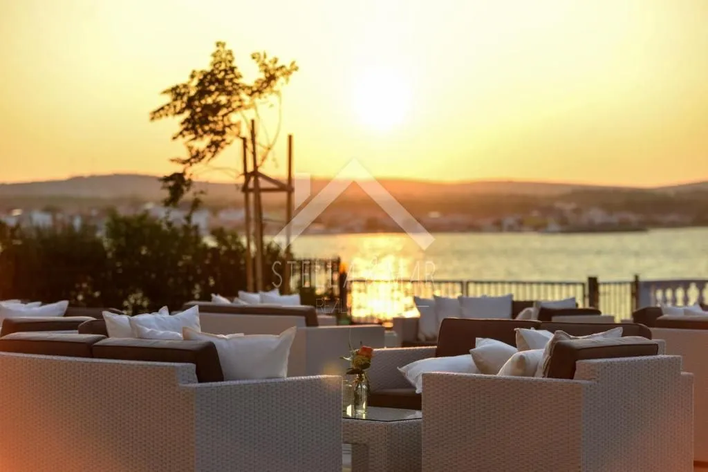 villa sa bazenom na atraktivnoj lokaciji - vir - slika 39