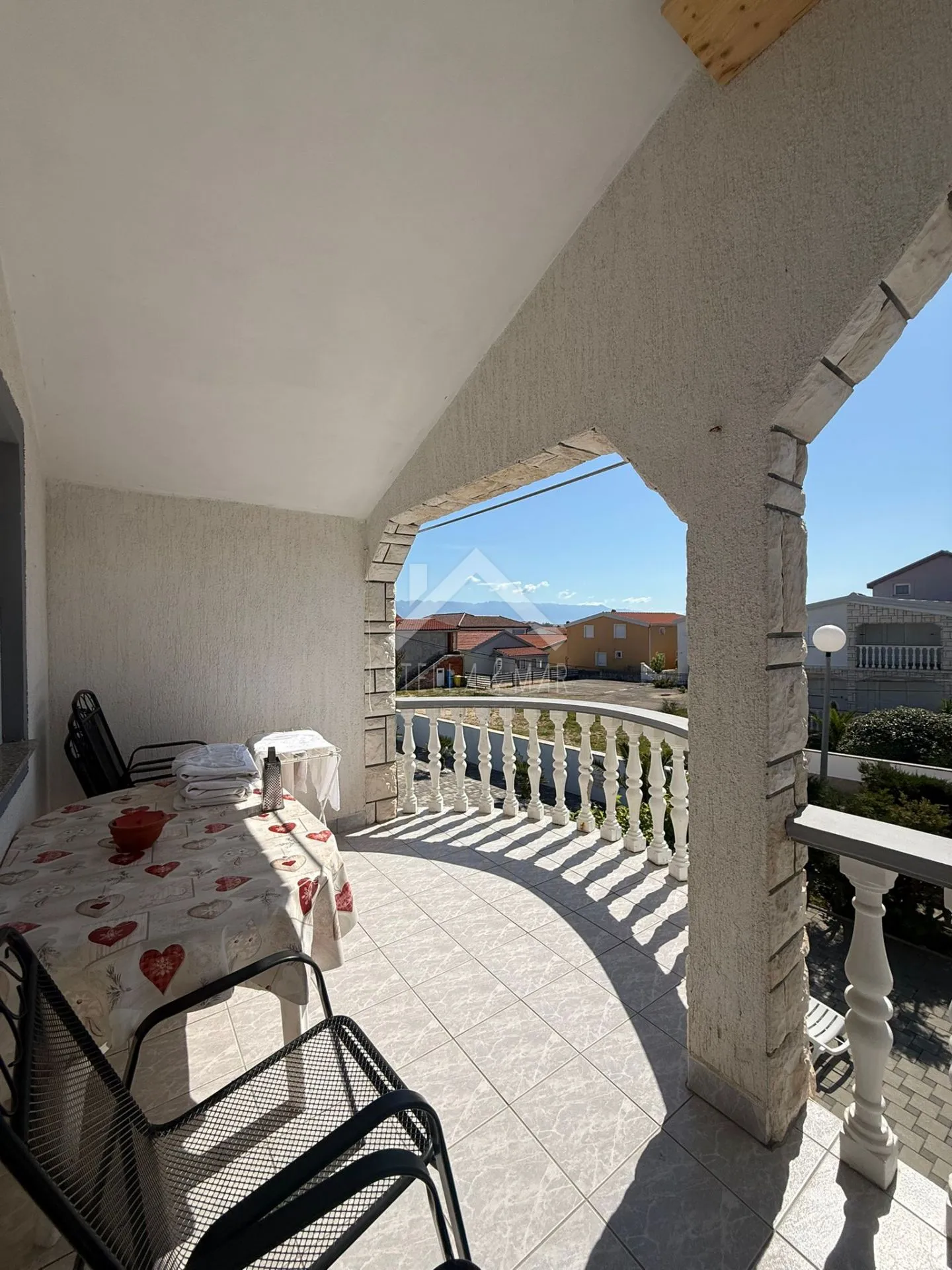 kuća sa dva apartmana, prostrano dvorište - vir - slika 19