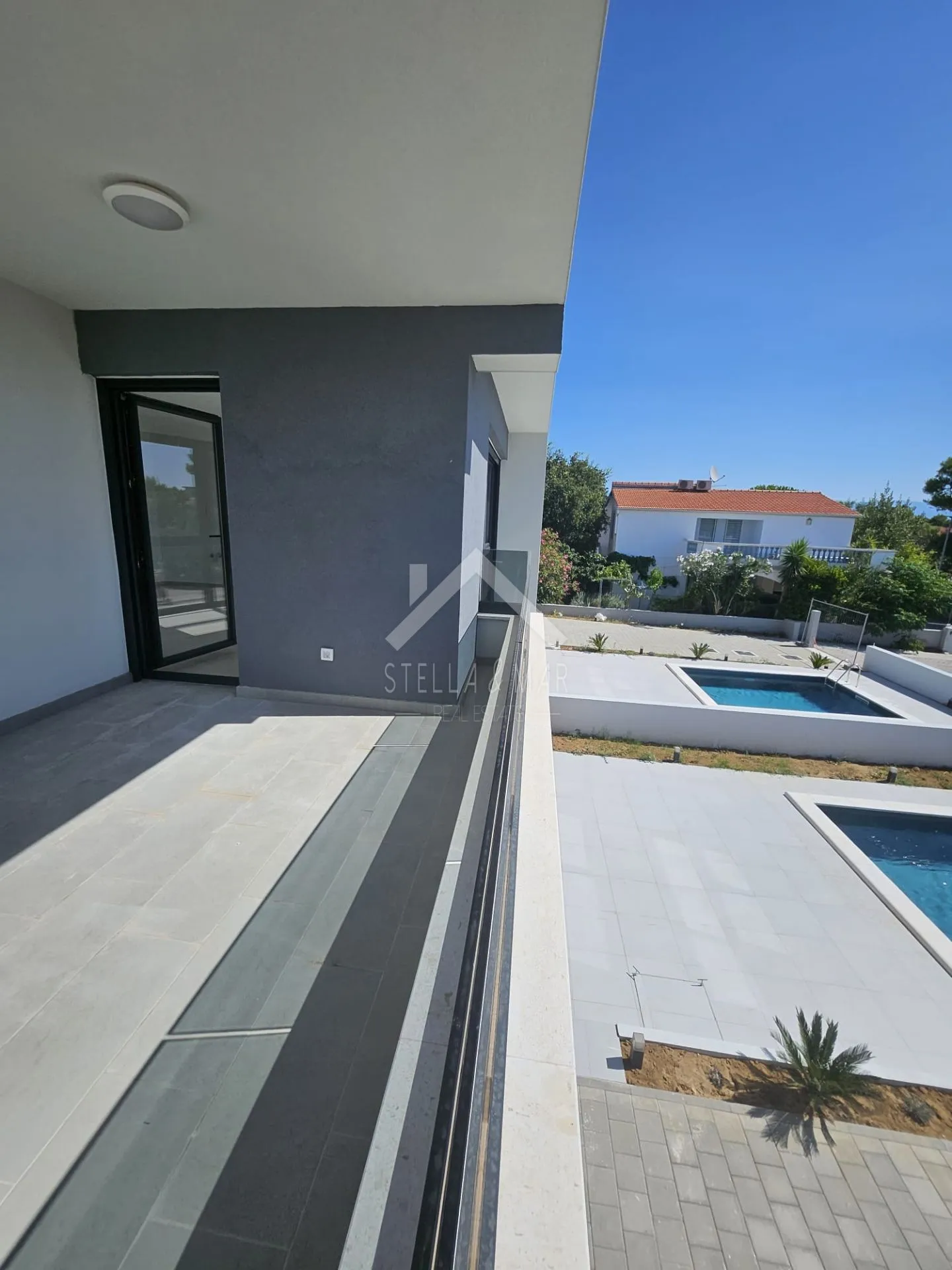 moderna vila sa 2 stana, garažom i bazenom - vir - slika 16