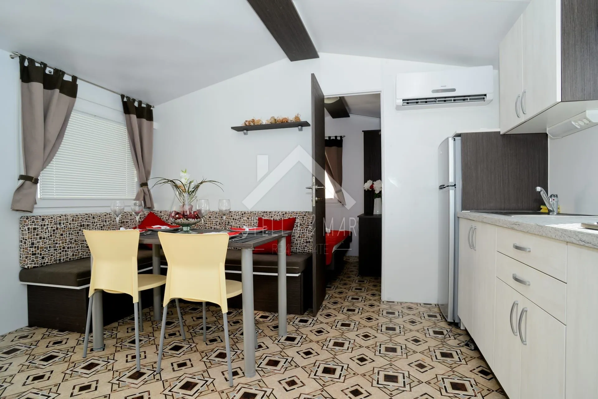 apartman sa 3 pomoćna objekta i bazenom - privlaka - slika 16