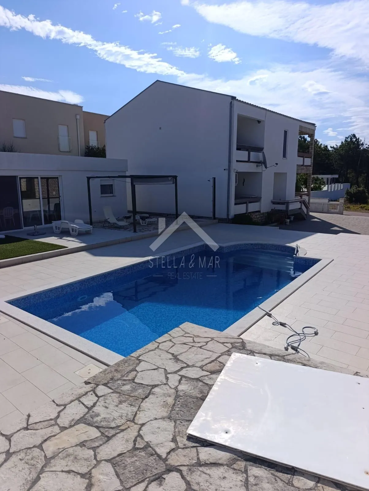 kuća sa 4 apartmana i bazenom - vir - slika 3