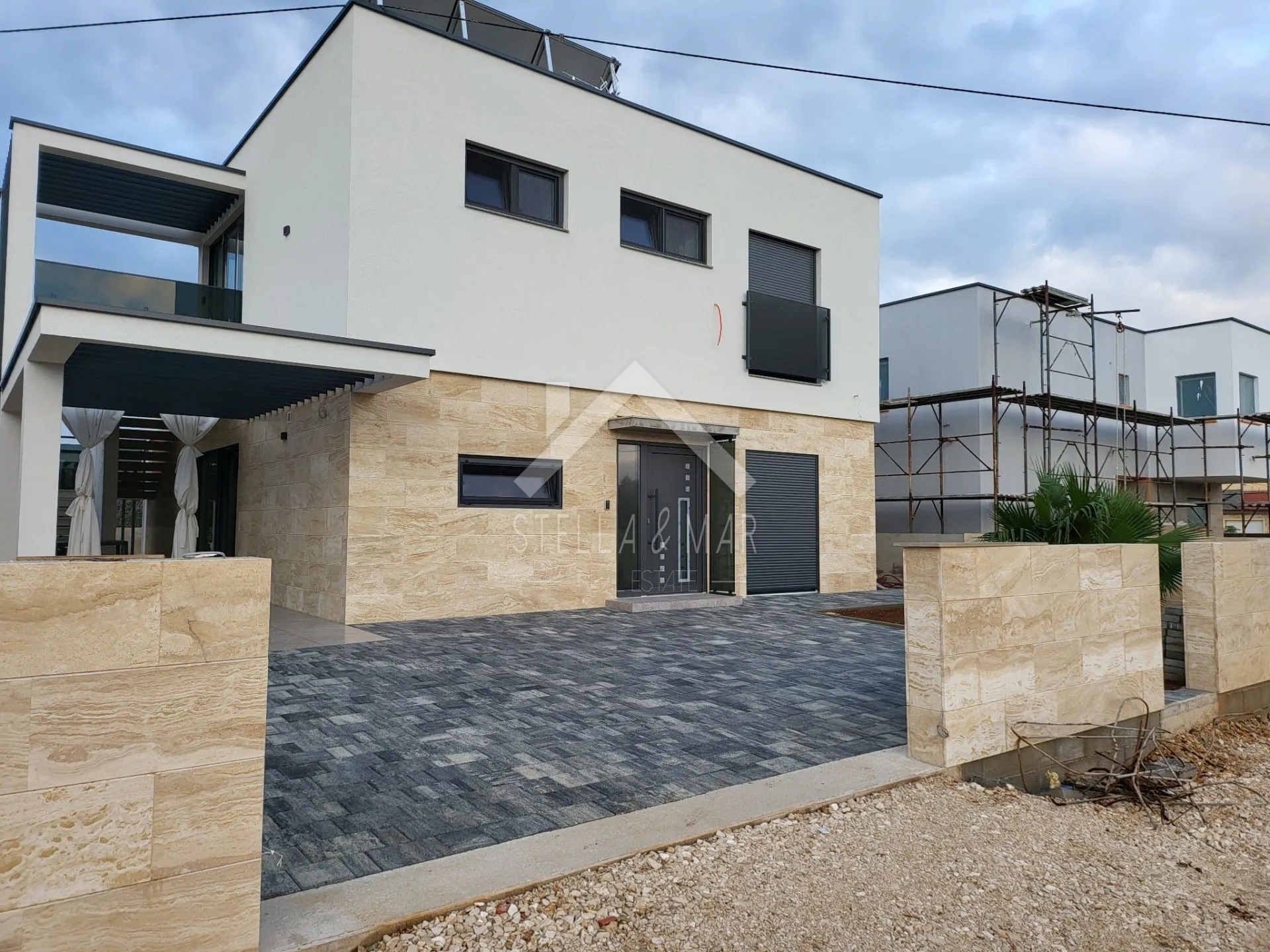 luksuzna villa sa bazenom u centru - vir - slika 3