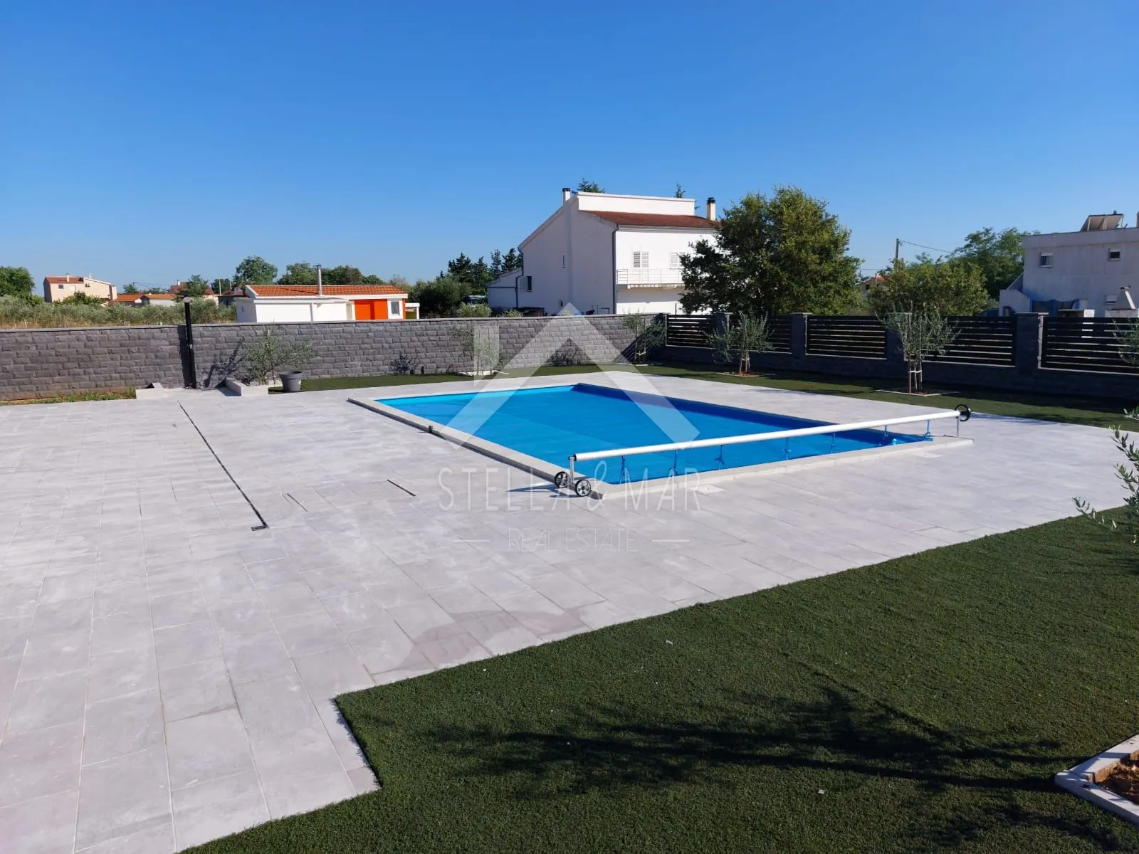 vila sa bazenom, velika okućnica - murvica - slika 26