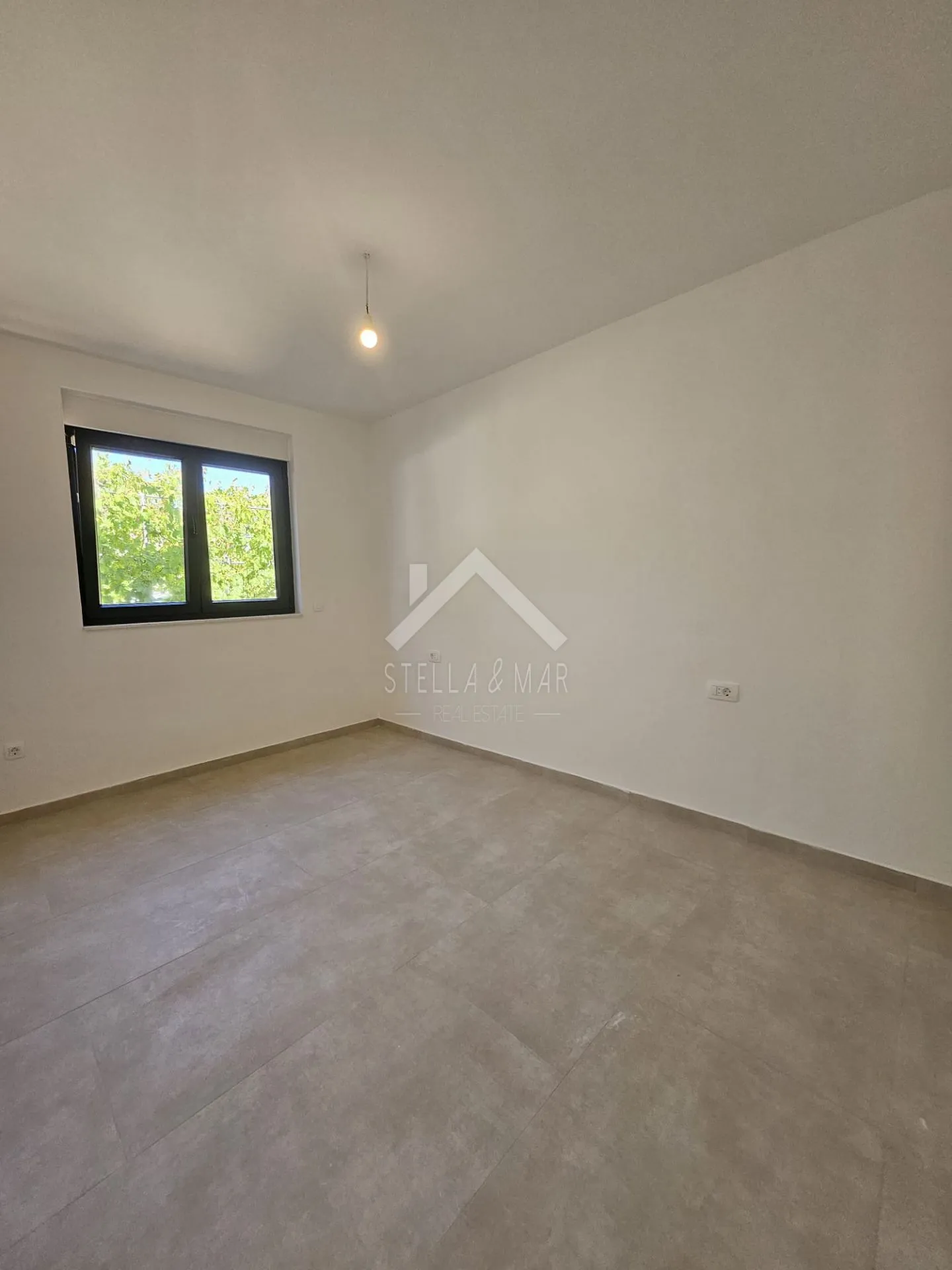 moderna vila sa 2 stana, garažom i bazenom - vir - slika 9